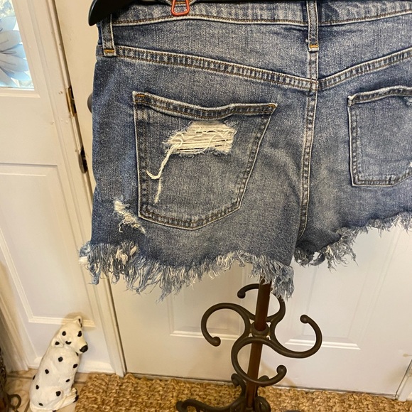 GAP Distressed Cutoff Shorts 32 3” Short - Picture 8 of 16